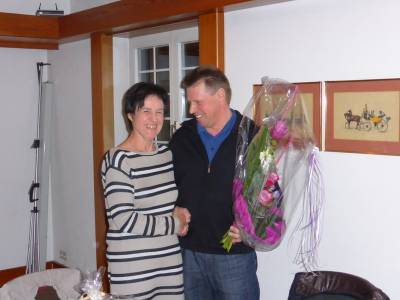 Der 2.Vorsitzende Karl-Heinz Thoma beglckwnscht Christa Golz zur erneuten Wiederwahl als Vorsitzende. Er dankt ihr fr ihre wichtige und engagierte Arbeit.