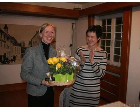 Die Vorsitzende Christa Golz bedankt sich mit Blumen bei Frau Brkle fr ihren Besuch und die interessanten Ausfhrungen.   Bild: Gregor Moser, SDKURIER